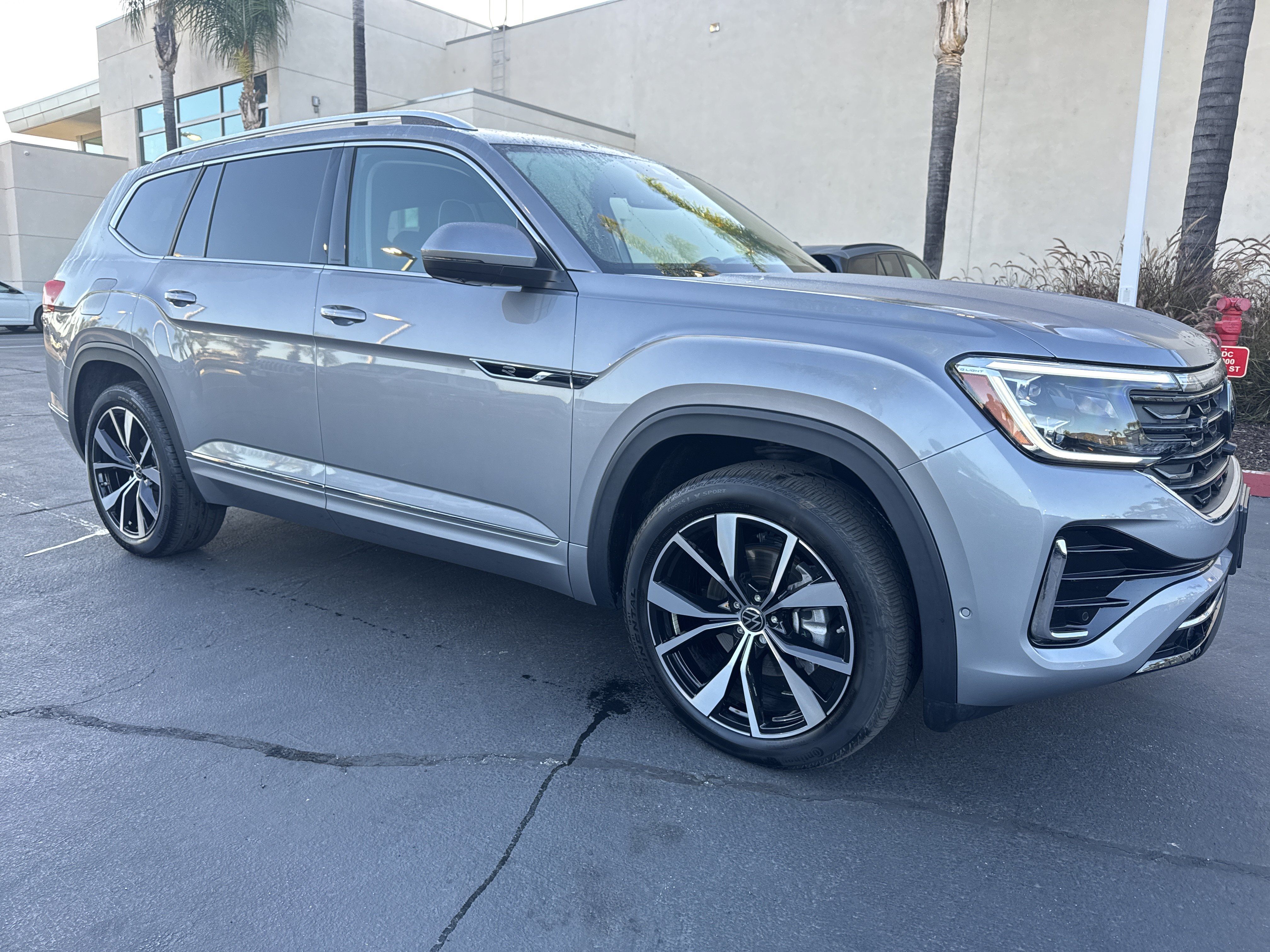 Used 2025 Volkswagen Atlas SEL Premium R-Line AWD/4WD image 2