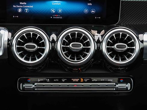 Used 2021 Mercedes-Benz GLB 250 GLB 250 image 13