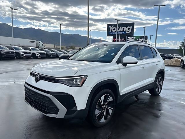 Used 2025 Volkswagen Taos SE w/ Panoramic Sunroof Package AWD/4WD image 8