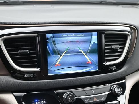 Used 2017 Chrysler Pacifica Touring FWD image 27