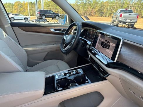 Used 2025 Volkswagen Atlas SE image 12