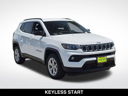 Used 2024 Jeep Compass Latitude AWD/4WD image 2