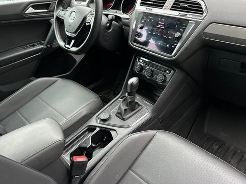 Used 2020 Volkswagen Tiguan SE image 19