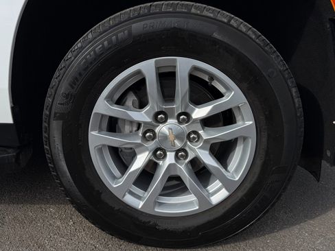 Used 2024 Chevrolet Suburban LT image 16