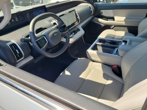 Used 2025 Ford Expedition Active AWD/4WD image 3