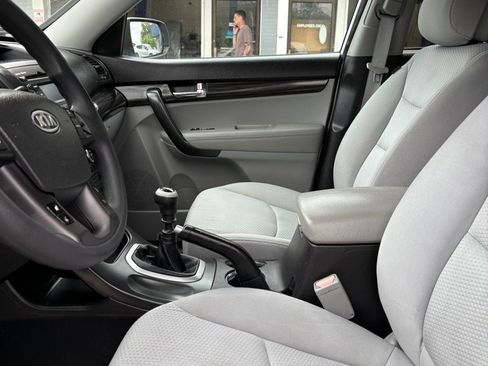 Used 2011 Kia Sorento 2WD image 9