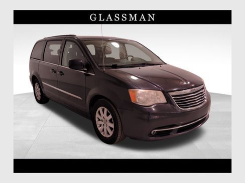 Used 2014 Chrysler Town & Country Touring image 1