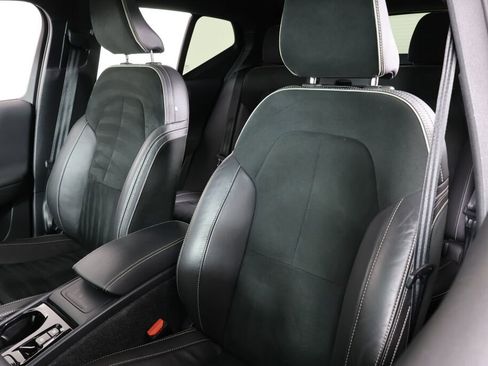Used 2022 Volvo XC40 T5 R-Design image 11