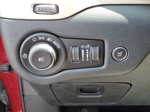 Used 2016 Jeep Cherokee Latitude w/ Comfort/Convenience Group FWD image 16