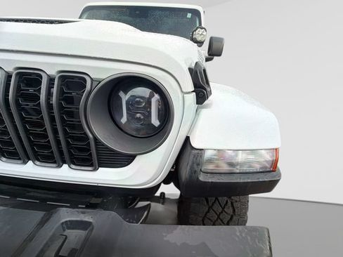 Used 2025 Jeep Gladiator Sport AWD/4WD image 11