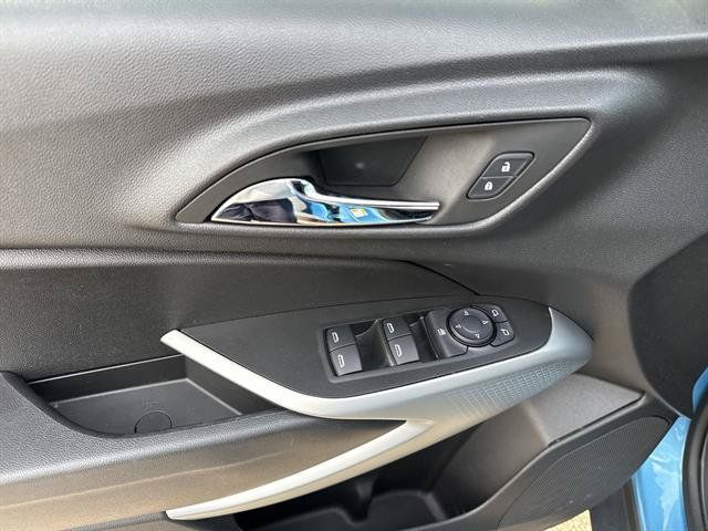 Used 2025 Chevrolet Trax RS w/ Driver Confidence Package FWD image 14