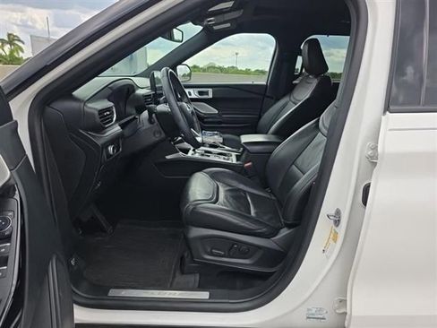Used 2023 Ford Explorer Platinum w/ Technology Package AWD/4WD image 3