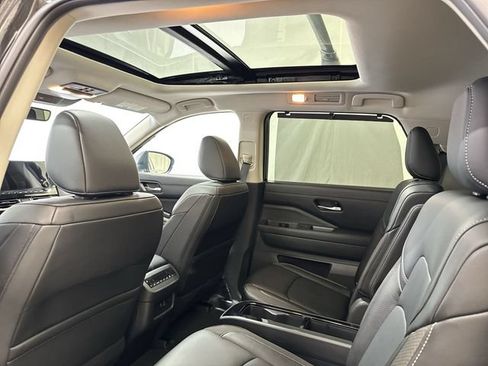 Used 2025 Nissan Pathfinder SL w/ SL Premium Package FWD image 14