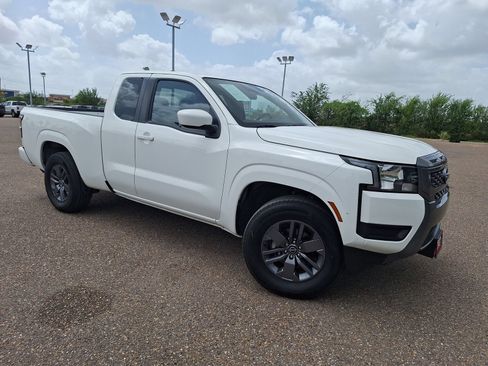 Used 2025 Nissan Frontier SV RWD image 1
