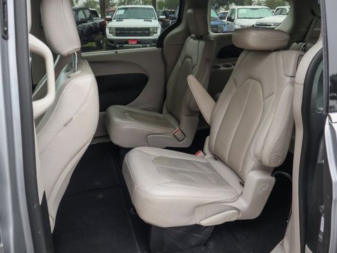 Used 2021 Chrysler Pacifica Touring-L image 42