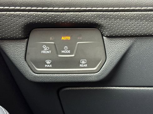 Used 2025 Volkswagen Atlas SE image 31