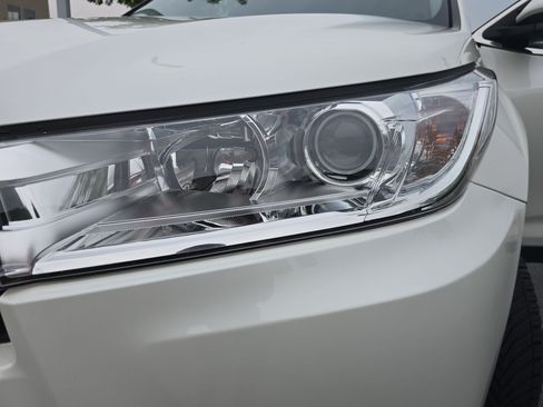 Used 2019 Toyota Highlander XLE AWD/4WD image 33