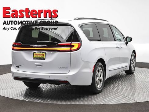 Used 2023 Chrysler Pacifica Limited FWD image 5