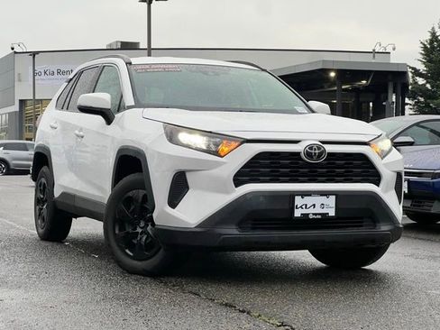 Used 2021 Toyota RAV4 LE image 1