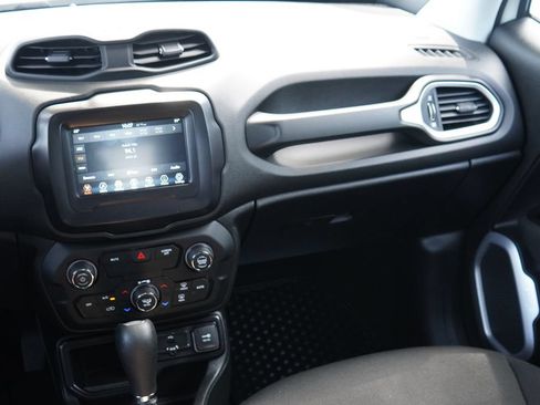 Used 2019 Jeep Renegade Latitude w/ Cold Weather Group FWD image 24
