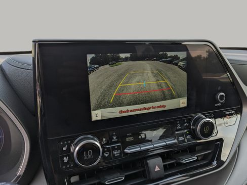 Used 2023 Toyota Highlander Limited FWD image 32
