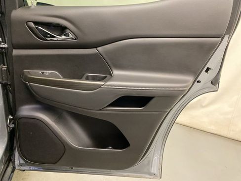 Used 2023 GMC Acadia SLT image 13