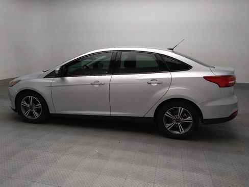Used 2018 Ford Focus SE w/ SE Appearance Package FWD image 3