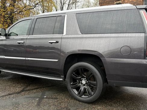 Used 2017 Cadillac Escalade ESV Luxury AWD/4WD image 6