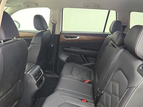 Used 2025 Volkswagen Atlas SE AWD/4WD image 19