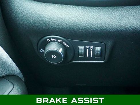 Used 2023 Jeep Compass Latitude image 23