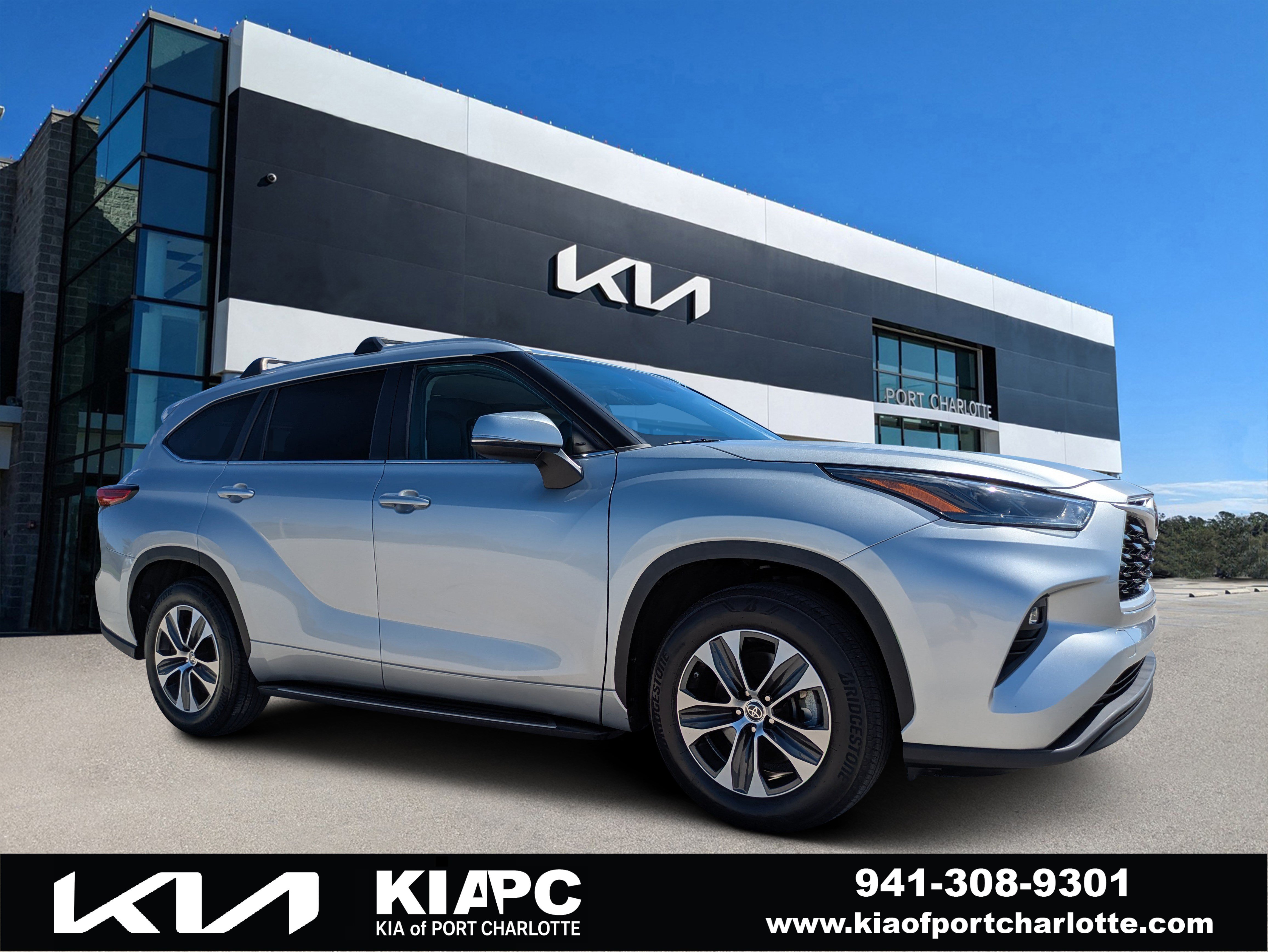 Used 2023 Toyota Highlander XLE FWD image 1