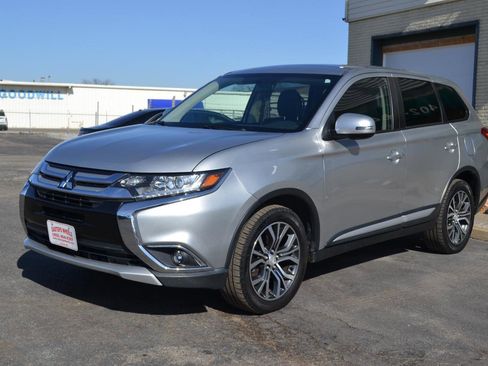 Used 2018 Mitsubishi Outlander SE image 3