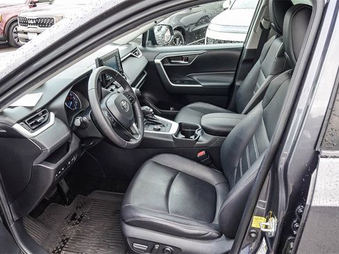 Used 2021 Toyota RAV4 XLE Premium image 19