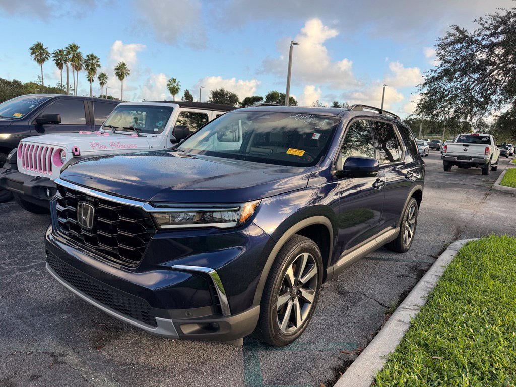 Used 2025 Honda Pilot Touring image 3