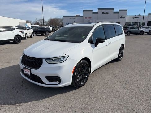 Used 2023 Chrysler Pacifica Limited w/ S Appearance Package image 2