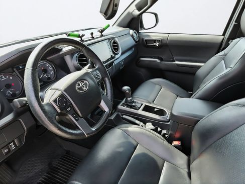 Used 2022 Toyota Tacoma TRD Sport w/ TRD Premium Sport Package AWD/4WD image 11