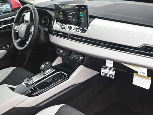 New 2025 Mitsubishi Outlander SE image 32