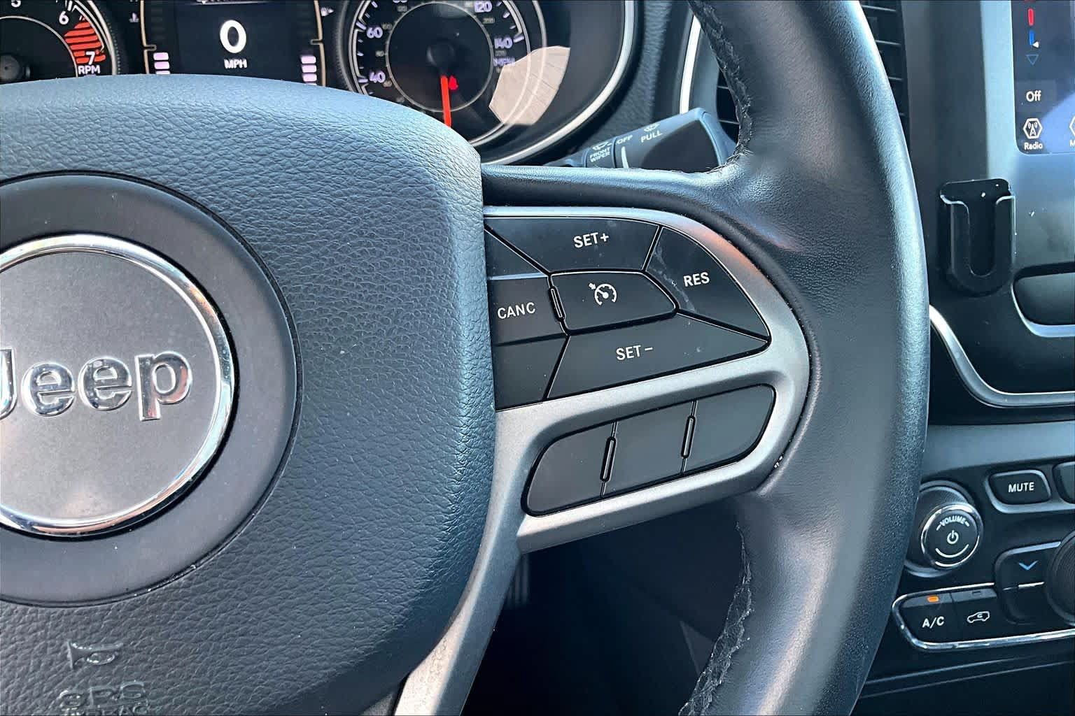 Used 2019 Jeep Cherokee Latitude Plus AWD/4WD image 24