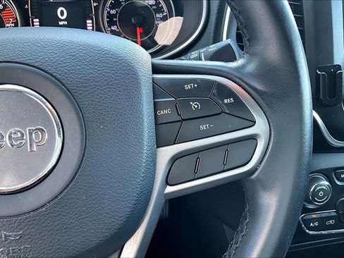 Used 2019 Jeep Cherokee Latitude Plus AWD/4WD image 24