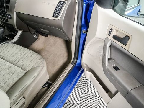 Used 2011 Ford Focus SE image 25