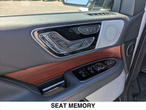 Used 2024 Lincoln Navigator Reserve AWD/4WD image 7