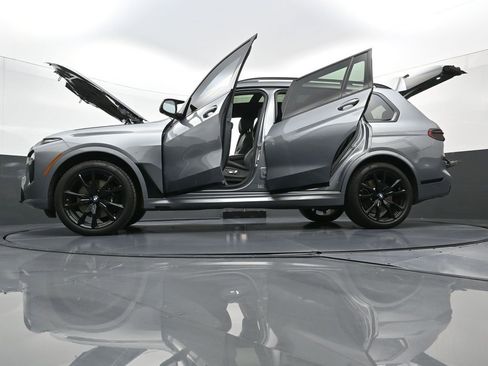 Used 2025 BMW X7 M60i image 45