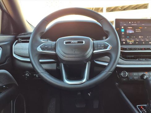 Used 2024 Jeep Compass Latitude image 12