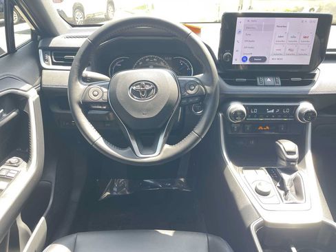 Used 2025 Toyota RAV4 XSE AWD/4WD image 8