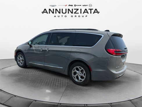 Certified 2023 Chrysler Pacifica Limited image 3