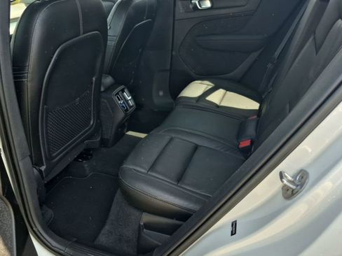 Used 2022 Volvo XC40 T5 Momentum AWD/4WD image 7
