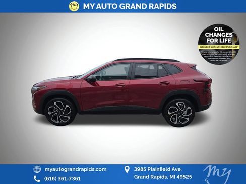 Used 2025 Chevrolet Trax RS FWD image 4