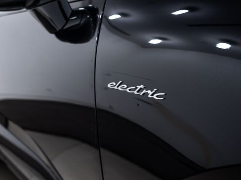 Certified 2025 Porsche Macan 4S Electric AWD/4WD image 12