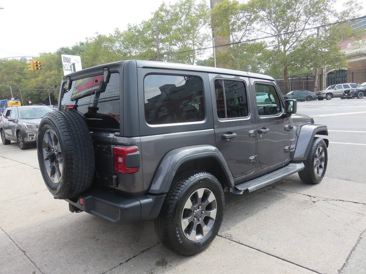 Used 2018 Jeep Wrangler Unlimited Sahara AWD/4WD image 4