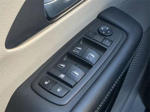 Certified 2024 Chrysler Pacifica Touring-L image 29